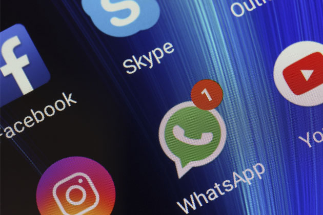 tela de celular com aplicativos e app do whatsapp com 1 notificação
