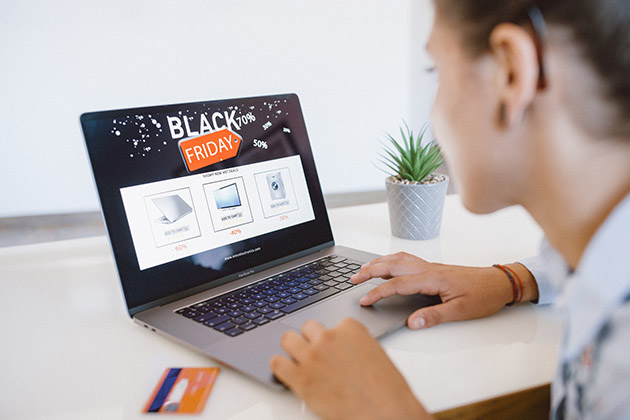 Mulher faz compras online da Black Friday 2021 pelo computador
