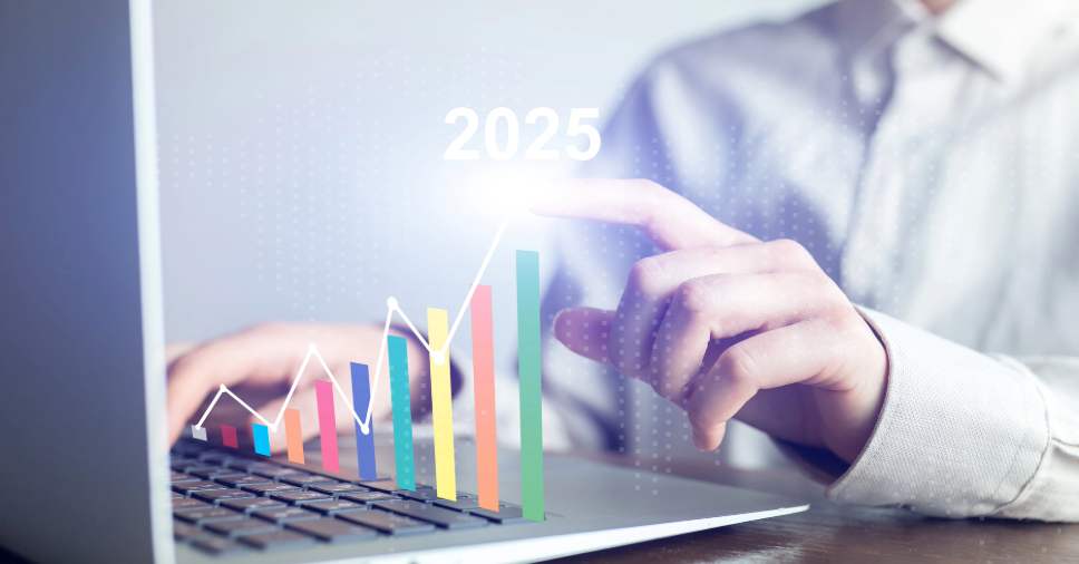 Um homem analisando resultados. Entenda quais são as tendências do marketing digital para 2025!