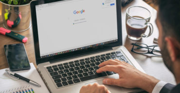 Homem pesquisando em Google. Saiba como usar o SEO para pequenas empresas!