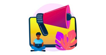 Profissional de comunicação escrevendo um blog sobre como atingir o público certo nas campanhas. Confira!