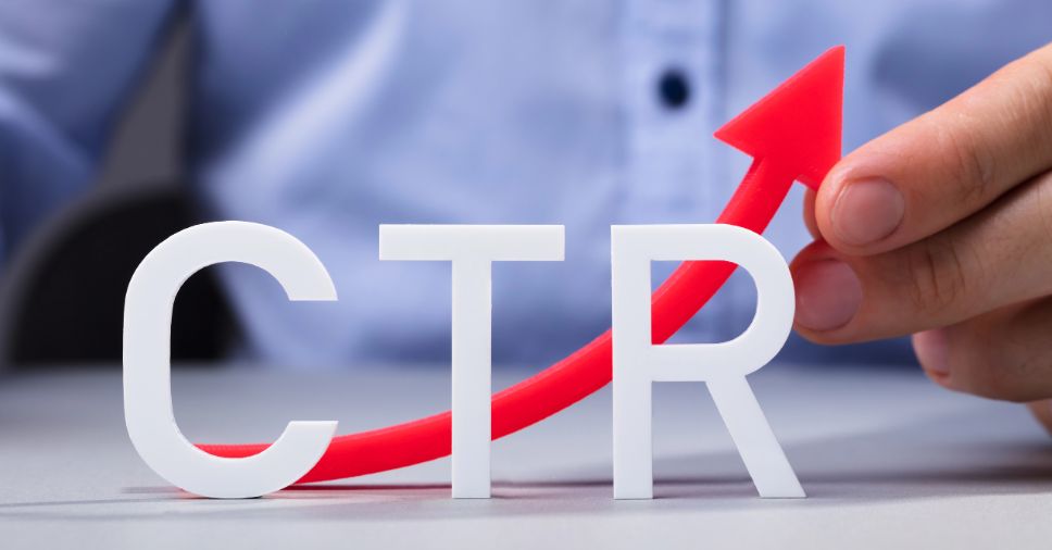 Mão segura seta vermelha subindo ao lado das letras CTR, ilustrando como calcular o CTR.