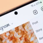 Celular exibindo o menu do Instagram com as opções de postagem, ilustrando a diferença entre reels e feed.
