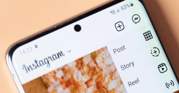 Você sabe qual é a diferença entre reels e feed? a Trii te conta! Celular exibindo o menu do Instagram com as opções de postagem, ilustrando a diferença entre reels e feed.