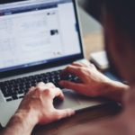 Profissional analisa métricas em notebook para otimizar o funil de vendas e mídia paga