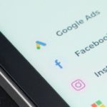 Tela de smartphone exibe menus de ferramentas do Google Ads e Meta Ads.