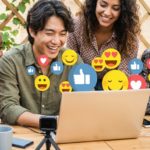 Ícones digitais de curtida e coração flutuam em mesa de organização das redes sociais.