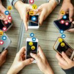Pessoas reunidas e utilizando celulares, destacando a importância do calendário editorial para redes sociais.