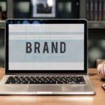 Área com computador a criar o conceito de marca, ilustrando o branding para pequenas empresas.
