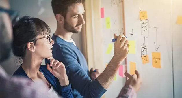 profissionais definindo o que é benchmarking para a empresa