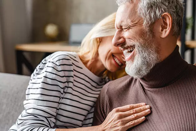 Observamos um casal de idosos felizes esperando o dia dos namorados 2021. 