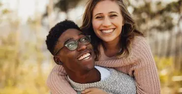 Na imagem vemos um casal feliz. Veja as expectativas do mercado para o dia dos namorados 2021!