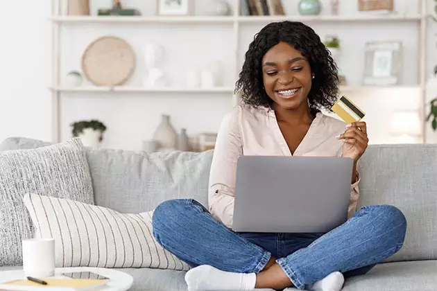 Uma mulher fazendo compras online no dia do cliente.