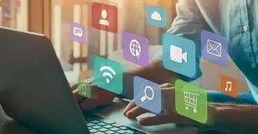 Saiba em quais canais investir no Marketing digital Profissional trabalhando no notebook com o marketing digital