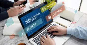Profissional faz trabalho de SEO no notebook