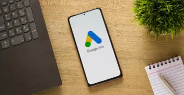Quanto custa anunciar no Google? No artigo, a Trii conta. Confira! Telefone com o Google Ads aberto. Entenda quanto custa anunciar no Google!