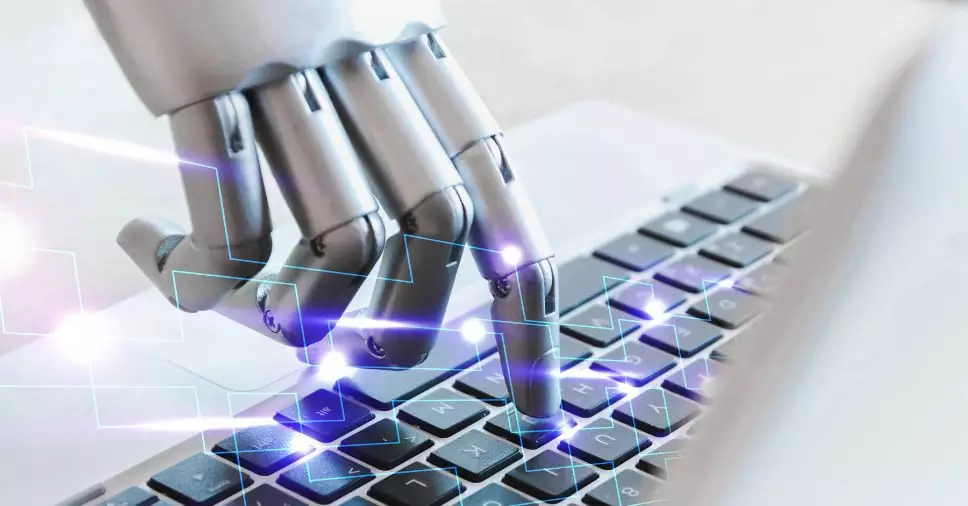 Mão robótica, digitando em um notebook, simbolizando o uso da IA na produção de conteúdo.
